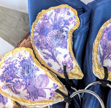 Charger l'image dans la galerie, Ensemble d'anneaux en coquilles d'huître et serviettes de table ANTIQUE - Upcycled napkin oyster set
