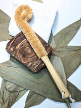 Charger l'image dans la galerie, Longue brosse à récurer pour bouteille - bambou et fibre de sisal
