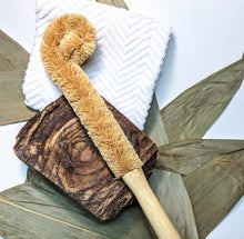 Charger l'image dans la galerie, Longue brosse à récurer pour bouteille - bambou et fibre de sisal
