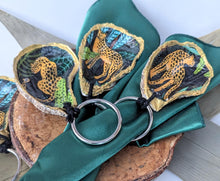 Charger l'image dans la galerie, Ensemble d'anneaux en coquilles d'huître et serviettes de table LEOPARD JUNGLE - Upcycled napkin oyster set
