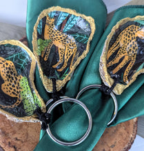 Charger l'image dans la galerie, Ensemble d'anneaux en coquilles d'huître et serviettes de table LEOPARD JUNGLE - Upcycled napkin oyster set
