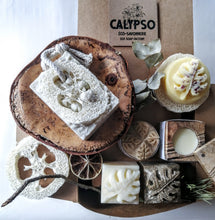 Charger l'image dans la galerie, COFFRET - SUPER BOX ÉCOLO AVEC PORTE-SAVON EN BOIS TOURNÉ - Calypso Éco-savonnerie
