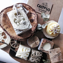 Charger l'image dans la galerie, COFFRET - SUPER BOX ÉCOLO AVEC PORTE-SAVON EN BOIS TOURNÉ - Calypso Éco-savonnerie
