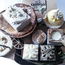 Charger l'image dans la galerie, COFFRET - SUPER BOX ÉCOLO AVEC PORTE-SAVON EN BOIS TOURNÉ - Calypso Éco-savonnerie
