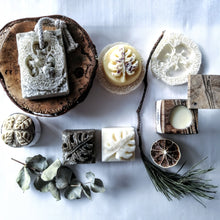 Charger l'image dans la galerie, COFFRET - SUPER BOX ÉCOLO AVEC PORTE-SAVON EN BOIS TOURNÉ - Calypso Éco-savonnerie
