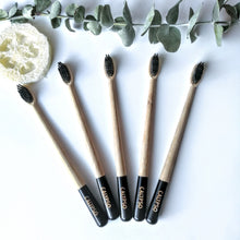 Charger l'image dans la galerie, Ensemble de 5 BROSSES À DENTS en bambou écologique- Kit of 5 bamboo toothbrushes - Calypso Éco-savonnerie
