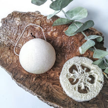 Charger l'image dans la galerie, ÉPONGE nettoyante de KONJAC - POUR LE VISAGE - Konjac facial cleaning sponge - Calypso Éco-savonnerie
