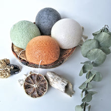 Charger l'image dans la galerie, ÉPONGE nettoyante de KONJAC - POUR LE VISAGE - Konjac facial cleaning sponge - Calypso Éco-savonnerie
