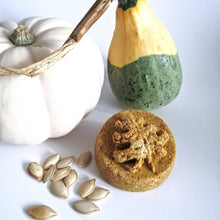 Charger l'image dans la galerie, GALET - MASQUE SOLIDE fondant au THÉ CHAI ET CITROUILLE - Squash and clay solid mask - Calypso Éco-savonnerie
