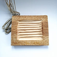 Charger l'image dans la galerie, SAVONNIER en pruche - sculpté à la main - Hand carved soap dish - Calypso Éco-savonnerie
