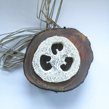 Charger l'image dans la galerie, PORTE SAVON EN LUFFA - Luffa Soap Dish - Calypso Éco-savonnerie
