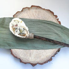 Charger l'image dans la galerie, CUILLÈRE upcyclée en coquillage d'huître - Upcycled oyster shell spoon - Calypso Éco-savonnerie
