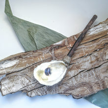 Charger l'image dans la galerie, CUILLÈRE upcyclée en coquillage d'huître - Upcycled oyster shell spoon - Calypso Éco-savonnerie
