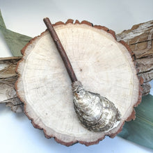 Charger l'image dans la galerie, CUILLÈRE upcyclée en coquillage d'huître - Upcycled oyster shell spoon - Calypso Éco-savonnerie
