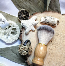 Charger l'image dans la galerie, Blaireau de rasage en bois naturel - Badger shaving brush
