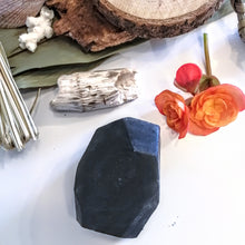 Charger l'image dans la galerie, GEL DOUCHE solide au charbon activé - Activated charcoal shower gel bar - Calypso Éco-savonnerie
